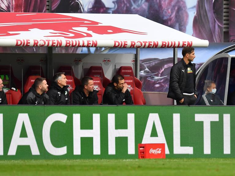 Ein Werbebanner mit der Aufschrift "Nachhaltig" während des Bundesligaspielts zwischen RB Leipzig und Greuther Fürth am 9. Spieltag der Saison 2021/2022