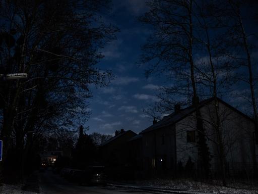 06.01.2026: Häuser in einer Straße in Südwest-Berlin sind nach einem Stromausfall ohne Strom. Zehntausende Menschen im Südwesten der Hauptstadt haben keinen Strom. 