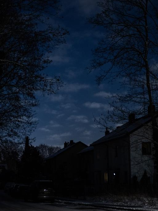 06.01.2026: Häuser in einer Straße in Südwest-Berlin sind nach einem Stromausfall ohne Strom. Zehntausende Menschen im Südwesten der Hauptstadt haben keinen Strom. 