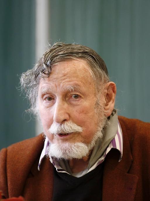 Der Journalist und Filmemacher Georg Stefan Troller 2013 bei einem Auftritt in einer Schule in Bochum