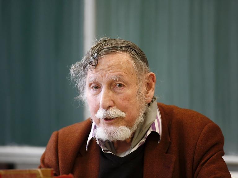 Der Journalist und Filmemacher Georg Stefan Troller 2013 bei einem Auftritt in einer Schule in Bochum