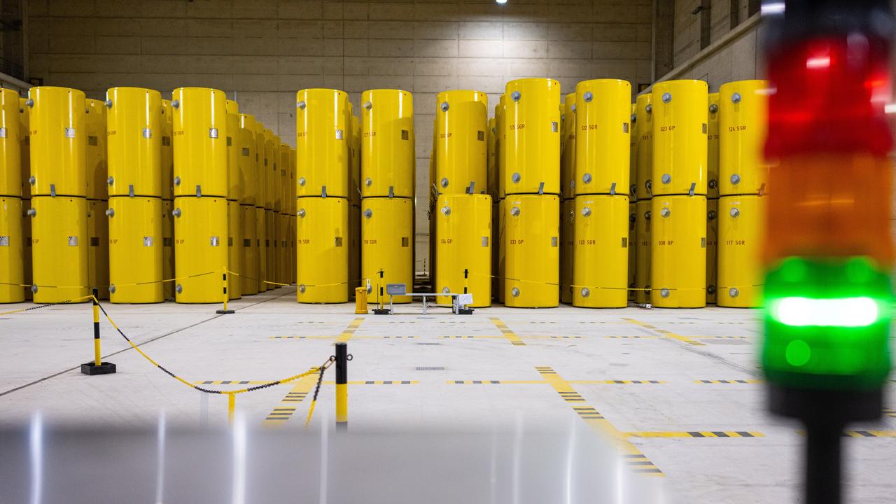 Gelbe Castor-Behälter stehen gestapelt in einem Lager.