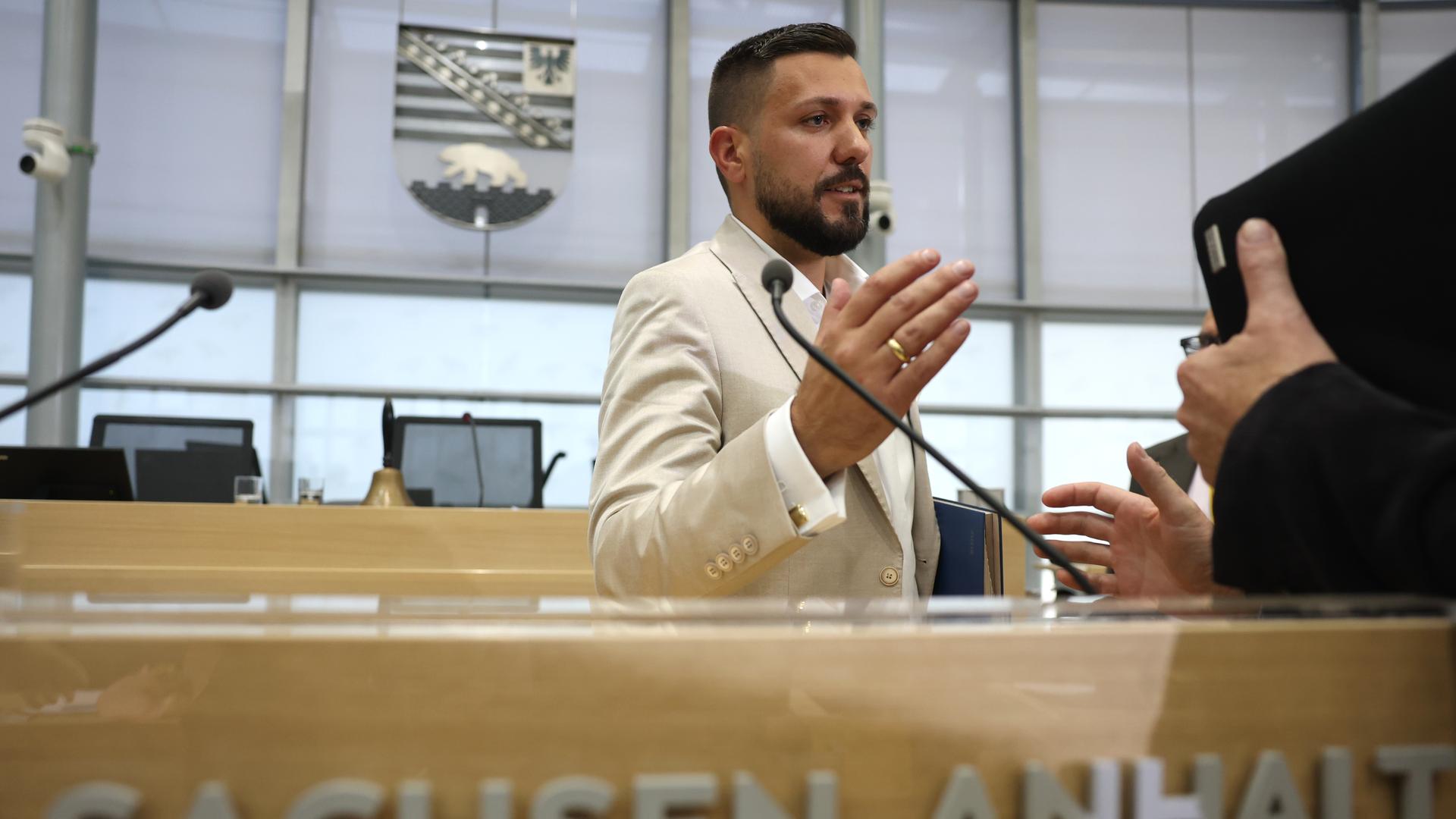 Der neugewählte Landtagspräsident Tobias Rausch (AfD) sitzt nach seiner Wahl auf dem Podium während der konstituierenden Sitzung des Landtags von Sachsen-Anhalt. Der neugewählte Landtagspräsident Tobias Rausch (AfD) sitzt nach seiner Wahl auf dem Podium während der konstituierenden Sitzung des Landtags von Sachsen-Anhalt.