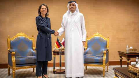 Außenministerin Annalena Baerbock (Grüne) schüttelt Hände mit Sheikh Mohammed bin Abdulrahman bin Jassim Al Thani, Ministerpräsident und Außenminister von Katar, bei einem Treffen in Saudi-Arabien