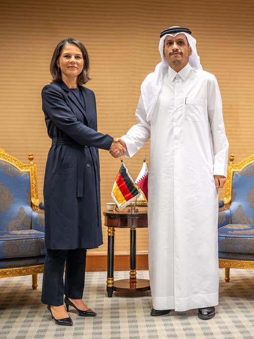 Außenministerin Annalena Baerbock (Grüne) schüttelt Hände mit Sheikh Mohammed bin Abdulrahman bin Jassim Al Thani, Ministerpräsident und Außenminister von Katar, bei einem Treffen in Saudi-Arabien