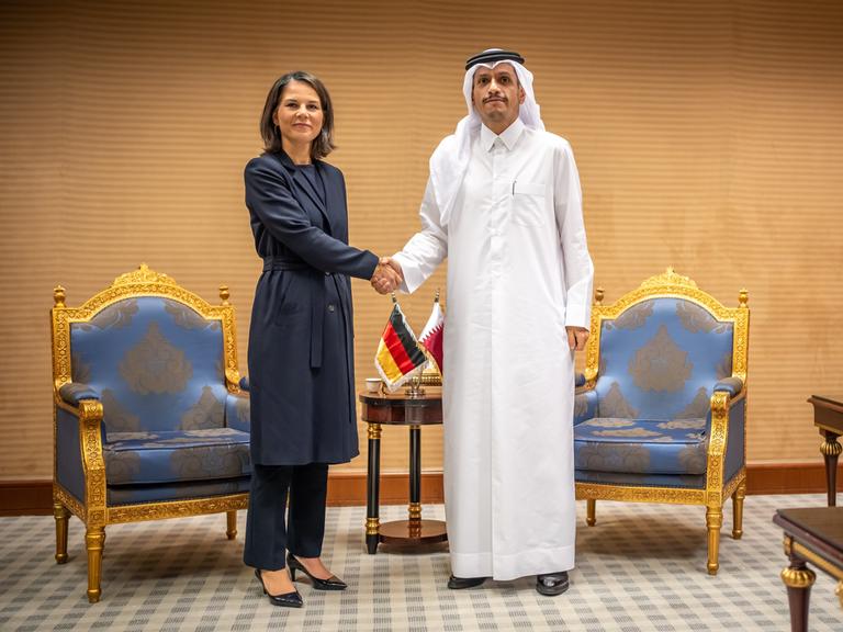 Außenministerin Annalena Baerbock (Grüne) schüttelt Hände mit Sheikh Mohammed bin Abdulrahman bin Jassim Al Thani, Ministerpräsident und Außenminister von Katar, bei einem Treffen in Saudi-Arabien