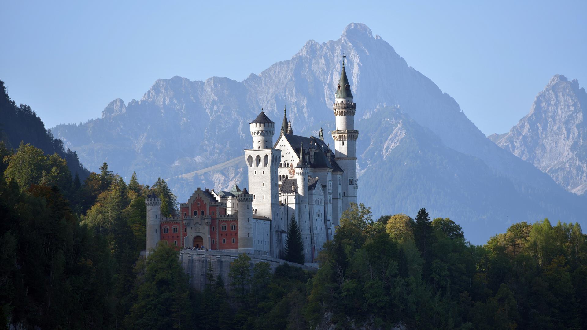 Schloss Neuschwanstein in der Morgensonne Schloss Neuschwanstein in der Morgensonne