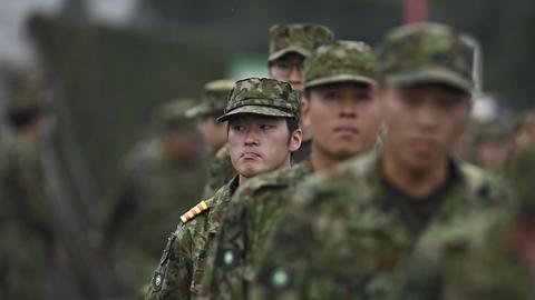 Soldaten der japanischen Selbstverteidigungsstreitkräfte nehmen an einer jährlichen Militärübung auf dem Übungsgelände Gotenba unterhalb des Fuji teil. 