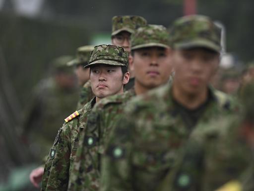 Soldaten der japanischen Selbstverteidigungsstreitkräfte nehmen an einer jährlichen Militärübung auf dem Übungsgelände Gotenba unterhalb des Fuji teil. 