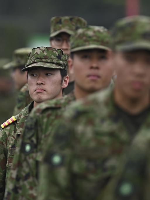 Soldaten der japanischen Selbstverteidigungsstreitkräfte nehmen an einer jährlichen Militärübung auf dem Übungsgelände Gotenba unterhalb des Fuji teil. 