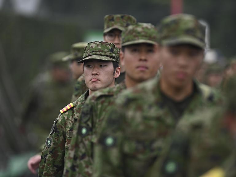 Soldaten der japanischen Selbstverteidigungsstreitkräfte nehmen an einer jährlichen Militärübung auf dem Übungsgelände Gotenba unterhalb des Fuji teil. 
