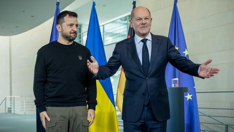 Das Bild zeigt den ukrainischen Präsidenten Selenskyj beim Besuch in Deutschland mit Bundeskanzler Olaf Scholz.