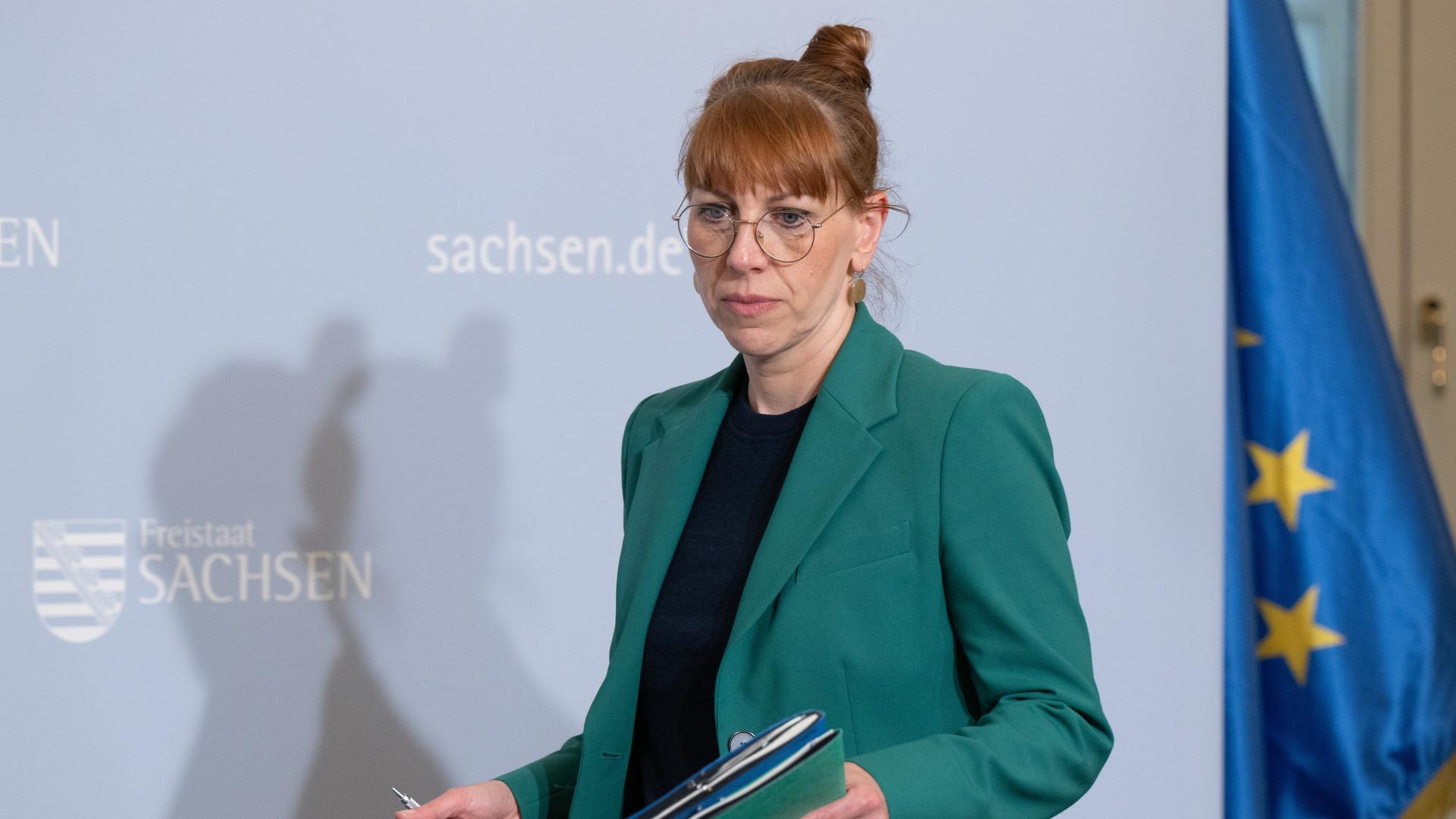 Katja Meier (Bündnis90/Die Grünen), Justizministerin von Sachsen, kommt zu einer Kabinetts-Pressekonferenz teil. Sie hält Akten in den Händen.