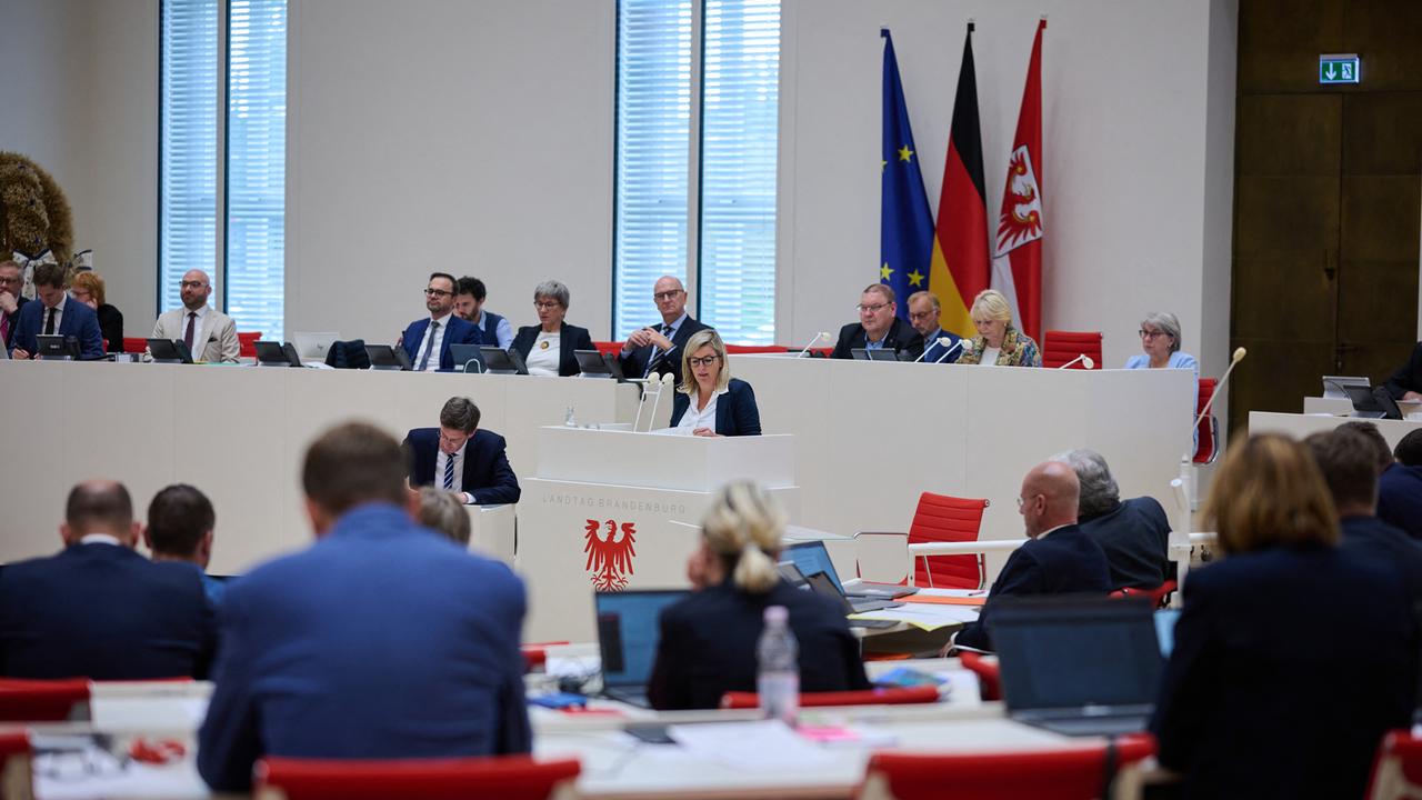 Brandenburg, Potsdam: Martina Klement (CSU), Ministerin für Wirtschaft, Energie, Klimaschutz und Europa des Landes Brandenburg, spricht bei der Aktuellen Stunde im Landtag von Brandenburg.