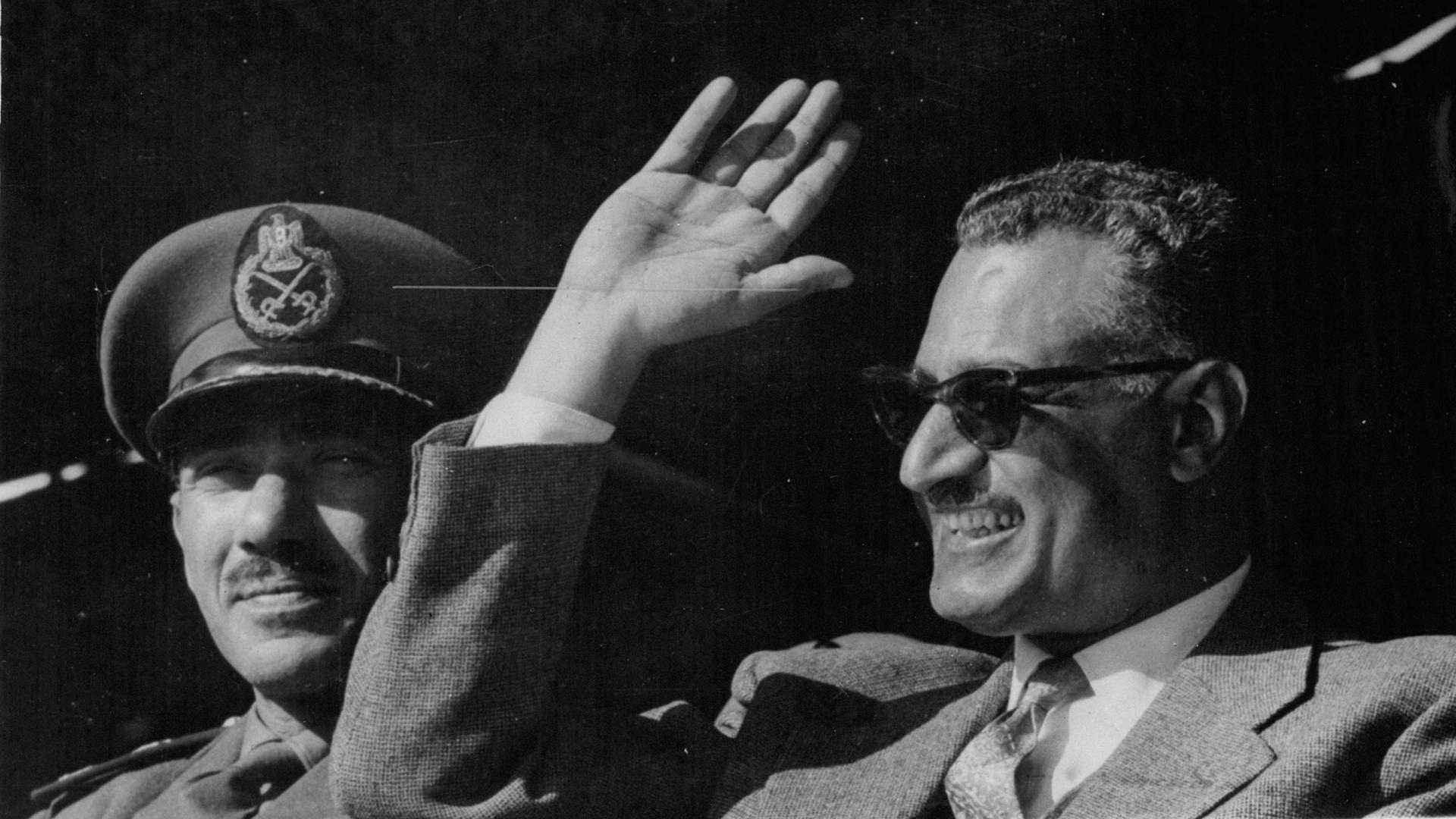 General Abdel Nasser hebt die Hand zum Gruße General Abdel Nasser hebt die Hand zum Gruße