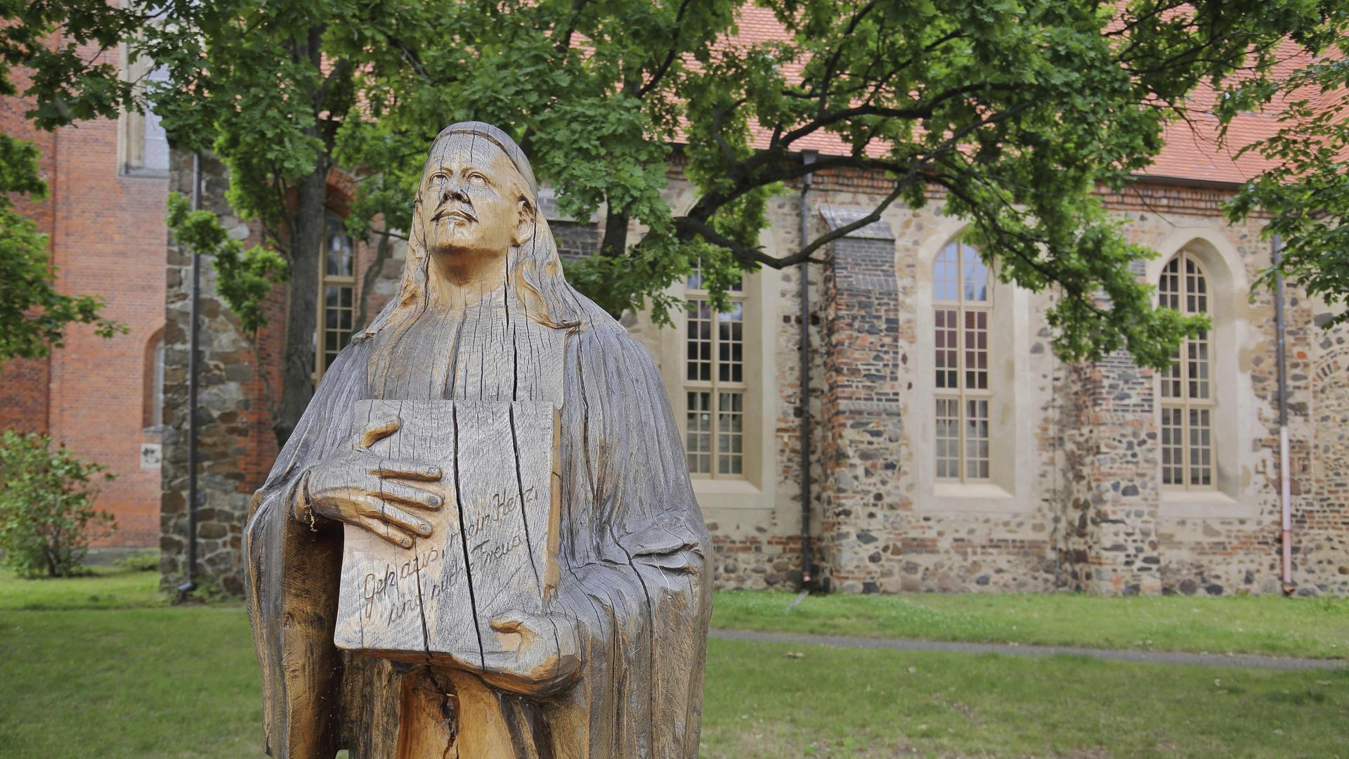 Denkmal von 1911 an Kirchenlieddichter Paul Gerhardt und Buch mit Liederbuch und Inschrift zum Lied : "Geh aus mein Herz und suche Freud". (Quelle: picture alliance) Denkmal von 1911 an Kirchenlieddichter Paul Gerhardt und Buch mit Liederbuch und Inschrift zum Lied : "Geh aus mein Herz und suche Freud". (Quelle: picture alliance)