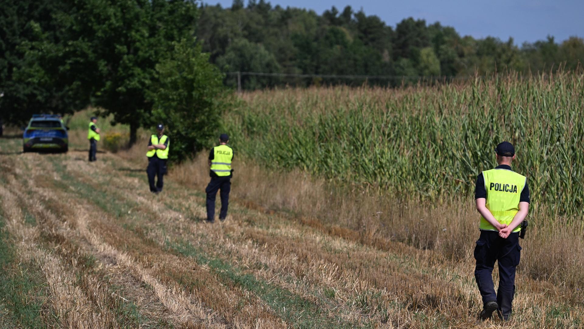 Osiny: Polizei sichert das Gebiet eines Maisfeldes in Osiny, Ostpolen, auf das ein nicht identifiziertes Objekt fiel. 