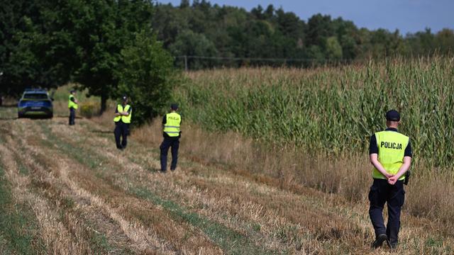 Osiny: Polizei sichert das Gebiet eines Maisfeldes in Osiny, Ostpolen, auf das ein nicht identifiziertes Objekt fiel. 