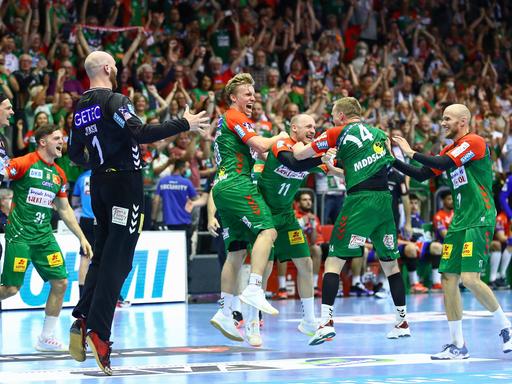 Die Handballer des SC Magdeburg freuen sich über den Gewinn der Deutschen Meisterschaft. 