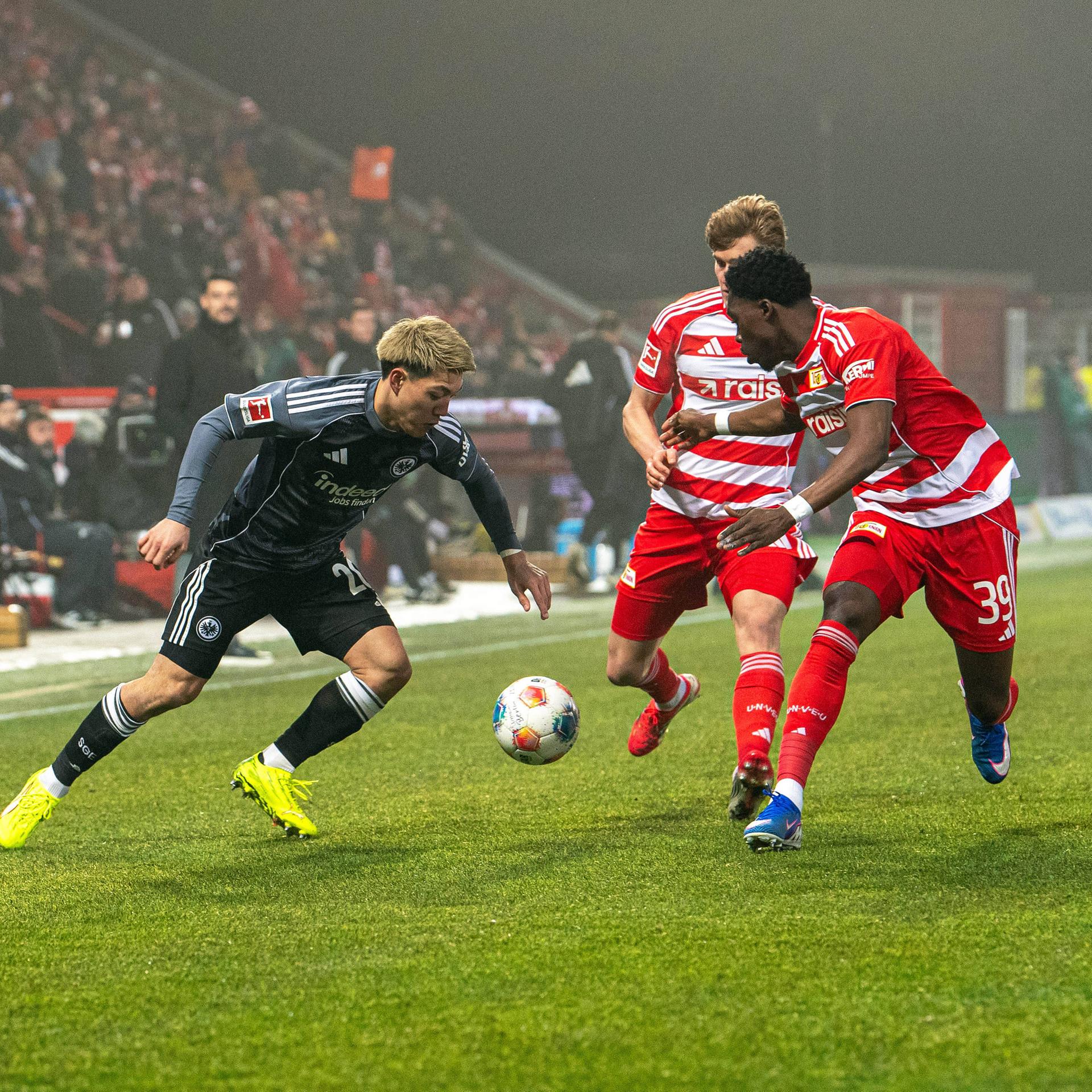 Ritsu Doan von Frankfurt und die Berliner Spieler Aljoscha Kemlein und Derrick Köhn kämpfen um den Ball. 

