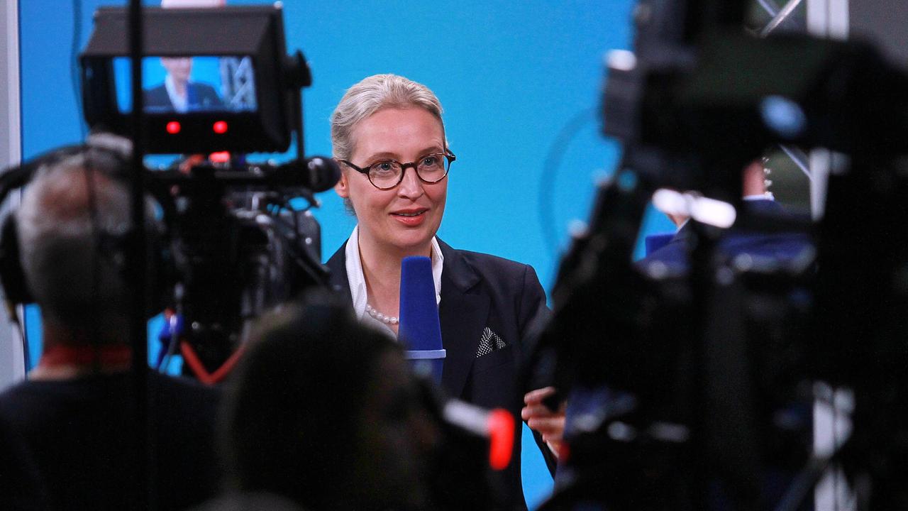 Die AfD-Co-Vorsitzende Alice Weidel steht vor zwei Kameras und spricht in ein Mikrofon während eines Interviews.