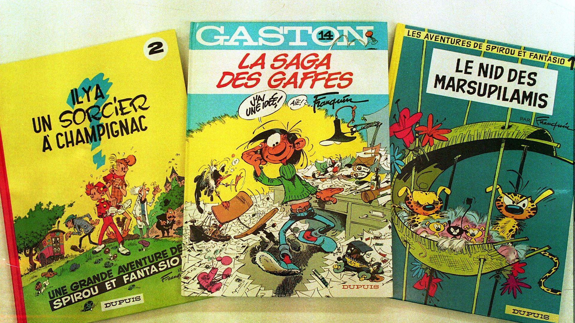 Drei französische Comic-Hefte des belgischen Zeichners André Franquin mit den Figuren Spirou und Fantasio, Gaston und dem Marsupilami