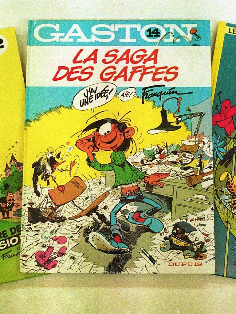 Drei französische Comic-Hefte des belgischen Zeichners André Franquin mit den Figuren Spirou und Fantasio, Gaston und dem Marsupilami