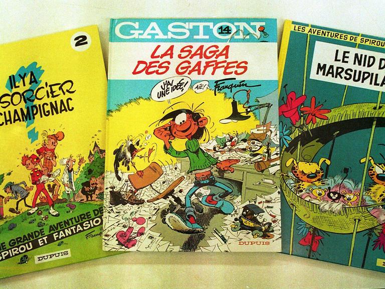 Drei französische Comic-Hefte des belgischen Zeichners André Franquin mit den Figuren Spirou und Fantasio, Gaston und dem Marsupilami