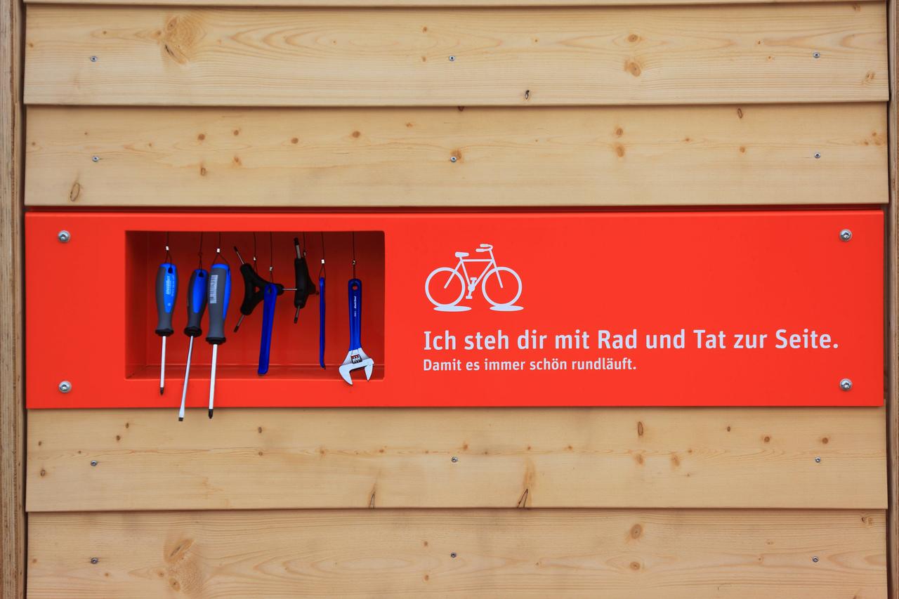 Diverses Werkzeug: Fahrrad-Reparatur-Station im digitalen Selbstbedienungsladen Teo der Firma Tegut in Rasdorf im Landkreis Fulda
