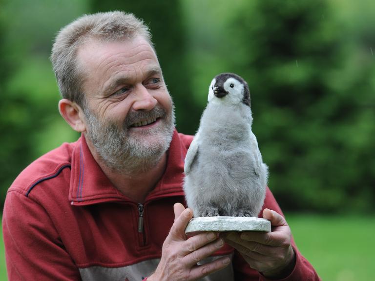 Pinguinforscher Klemens Pütz mit dem ausgestopften Küken eines Kaiserpinguins, das er tot gefunden hatte. 