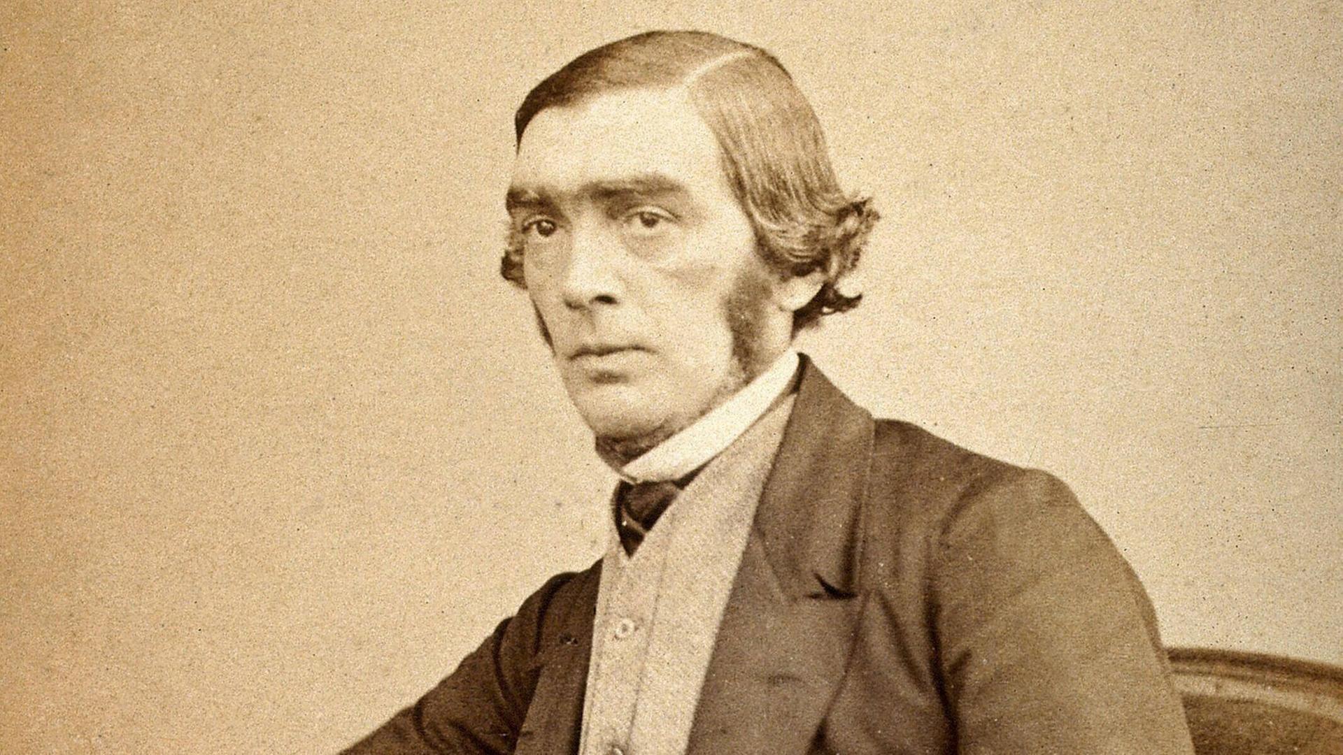 Der britische Astronom John Russell Hind in einer undatierten Aufnahme von Maull & Polyblank. Der britische Astronom John Russell Hind in einer undatierten Aufnahme von Maull & Polyblank.