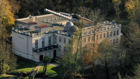 Blick von oben auf die Sternwarte mit einem riesigen Fernrohr