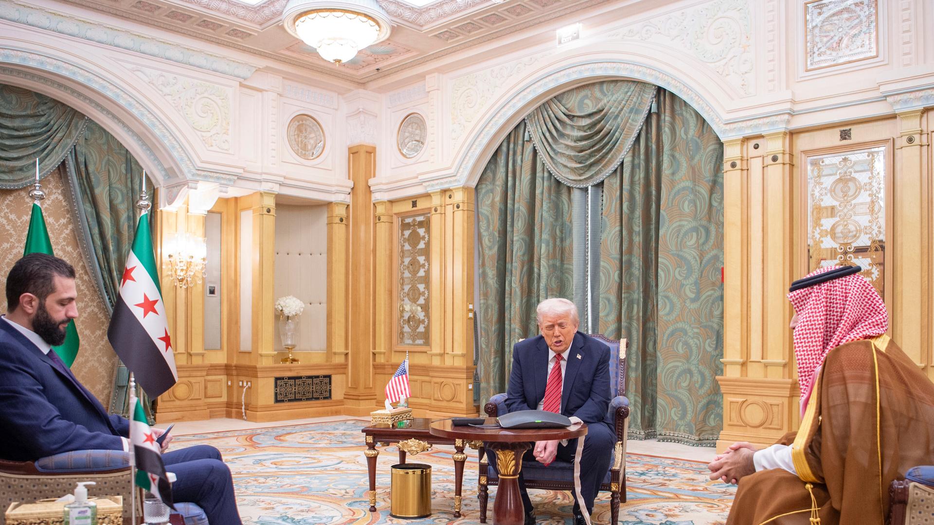 US-Präsident Donald Trump (M) trifft sich mit dem syrischen Interimspräsidenten Ahmad al-Scharaa (l) und dem saudischen Kronprinzen Mohammed bin Salman (r) in Riad. US-Präsident Donald Trump (M) trifft sich mit dem syrischen Interimspräsidenten Ahmad al-Scharaa (l) und dem saudischen Kronprinzen Mohammed bin Salman (r) in Riad.