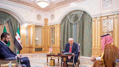 US-Präsident Donald Trump (M) trifft sich mit dem syrischen Interimspräsidenten Ahmad al-Scharaa (l) und dem saudischen Kronprinzen Mohammed bin Salman (r) in Riad. 