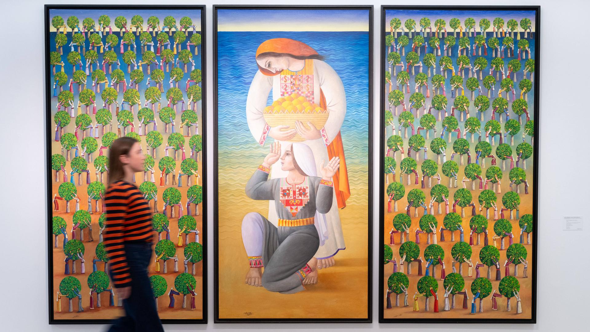 Ein Mitarbeiter von Christie’s geht an dem Werk „Ohne Titel“ von Sliman Mansour (* 1947 in Birzeit) vorbei. Ein Mitarbeiter von Christie’s geht an dem Werk „Ohne Titel“ von Sliman Mansour (* 1947 in Birzeit) vorbei.