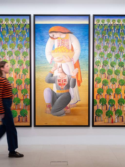 Ein Mitarbeiter von Christie’s geht an dem Werk „Ohne Titel“ von Sliman Mansour (* 1947 in Birzeit) vorbei. Ein Mitarbeiter von Christie’s geht an dem Werk „Ohne Titel“ von Sliman Mansour (* 1947 in Birzeit) vorbei.