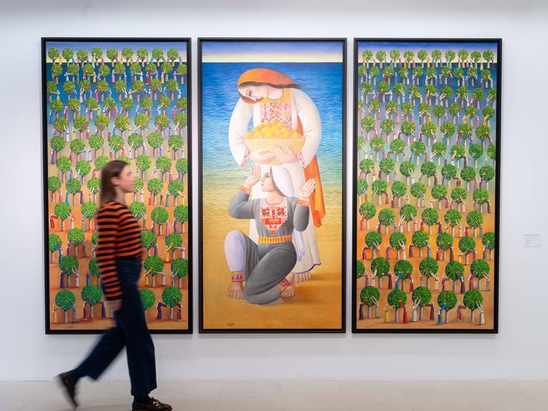 Ein Mitarbeiter von Christie’s geht an dem Werk „Ohne Titel“ von Sliman Mansour (* 1947 in Birzeit) vorbei. Ein Mitarbeiter von Christie’s geht an dem Werk „Ohne Titel“ von Sliman Mansour (* 1947 in Birzeit) vorbei.