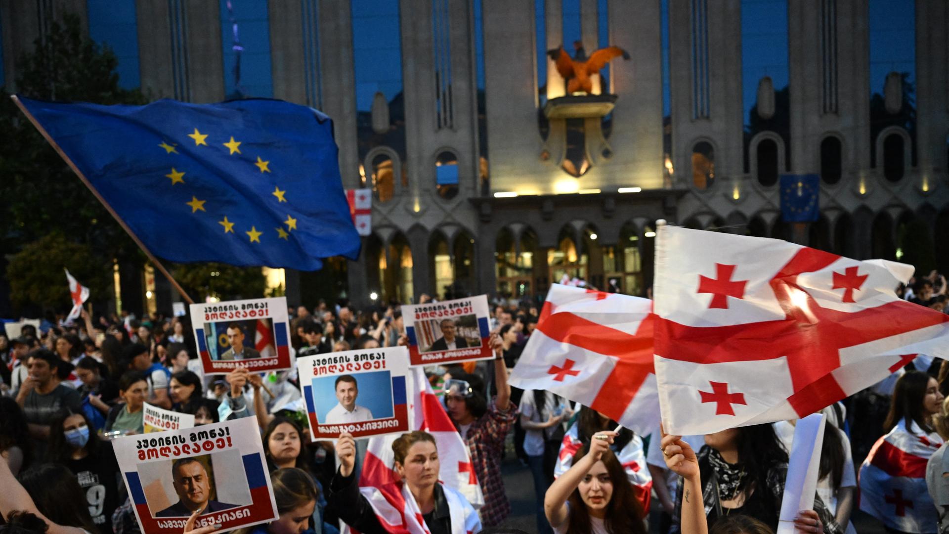 Zahlreiche Demonstranten versammelten sich in der Hauptstadt Tiflis. Sie schwenken unter anderem eine Europaflagge und mehrere Flaggen von Georgien.