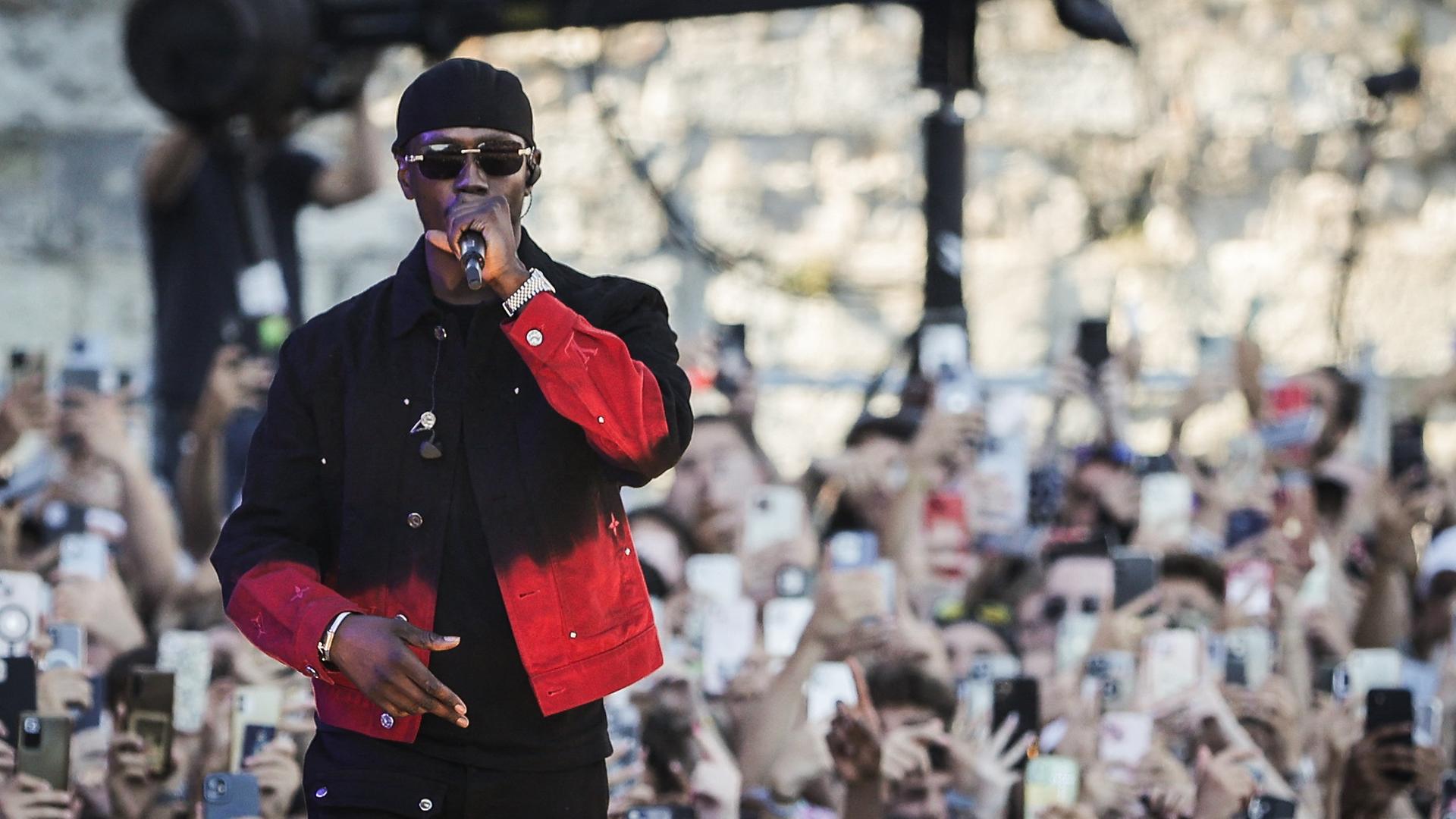 Werenoi mit Sonnenbrille während eines Auftritts beim Festival Francofolies in La Rochelle Werenoi mit Sonnenbrille während eines Auftritts beim Festival Francofolies in La Rochelle