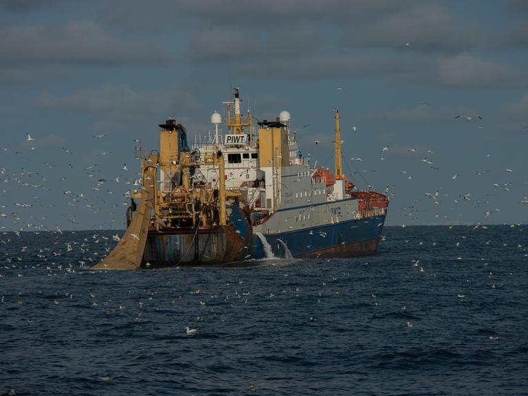 Ein Schiff der Europäischen Fischereifangflotte bei der Grundschleppnetzfischerei im Englischen Kanal.