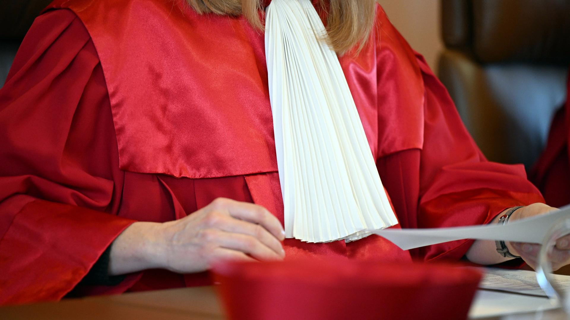 Die rote Robe einer Bundesverfassungsrichterin, aufgenommen bei einer mündlichen Verhandlung.
