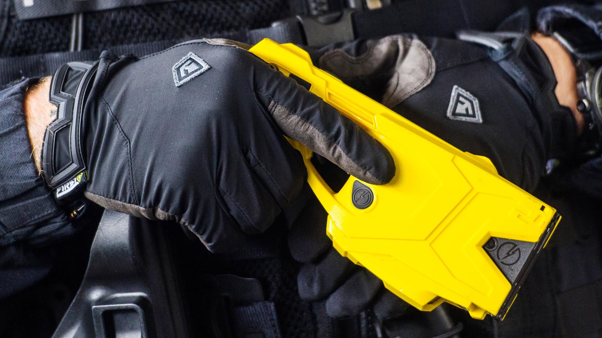 Ein Polizeibeamter hält in Wiesbaden einen sogenannten Taser. 