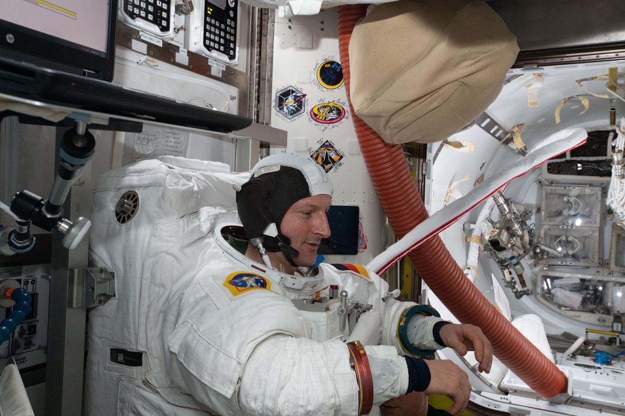ESA-Astronaut Matthias Maurer prüft den Sitz seines US-Raumanzugs Extravehicular Mobility Unit (EMU) für seinen Weltraumspaziergang.