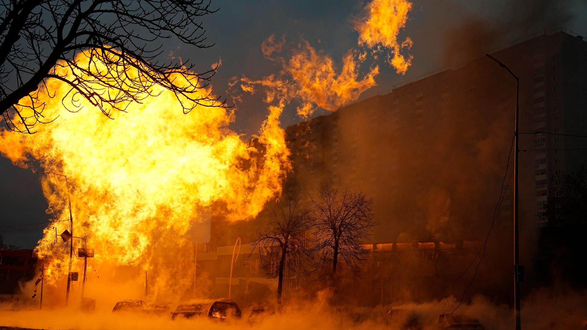 Feuer und Rauch steigen nach einem russischen Angriff aus einem Haus in Kiew auf.