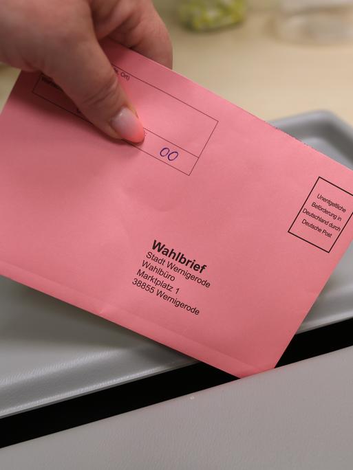 Eine Wählerin wirft zur Stimmabgabe einen Wahlbrief in einen Sammelbehälter. Für Briefwähler hat die Stadt Wernigerode ein Wahlbüro eingerichtet.