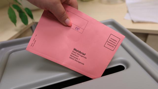 Eine Wählerin wirft zur Stimmabgabe einen Wahlbrief in einen Sammelbehälter. Für Briefwähler hat die Stadt Wernigerode ein Wahlbüro eingerichtet.