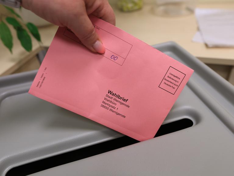 Eine Wählerin wirft zur Stimmabgabe einen Wahlbrief in einen Sammelbehälter. Für Briefwähler hat die Stadt Wernigerode ein Wahlbüro eingerichtet.