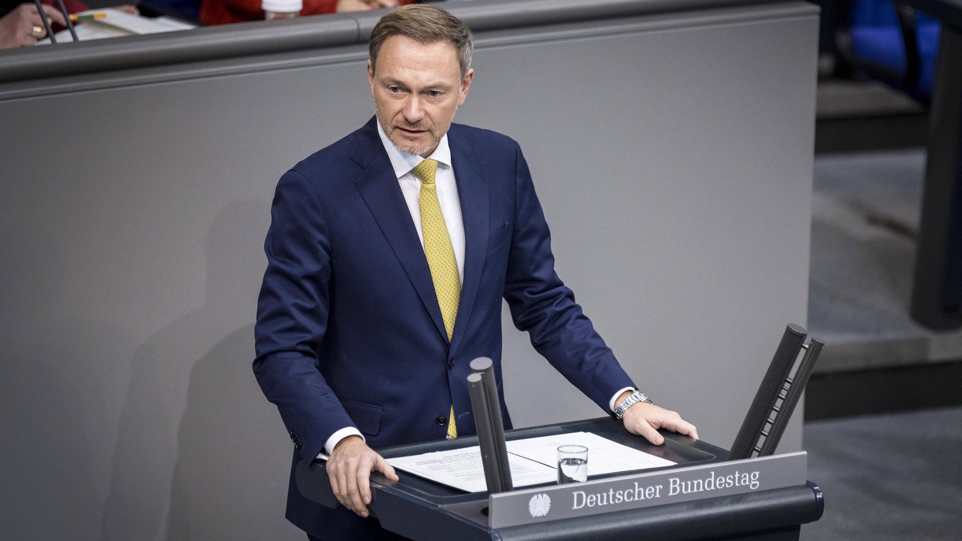 Christian Lindner FDP, Bundesminister der Finanzen, bei der Debatte zum Nachtragshaushaltsgesetztes im Deutschen Bundestag.
