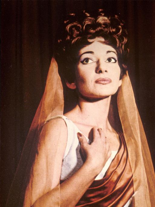 Sopranistin Maria Callas im antik anmutendem Kostüm und hoher Haarfrisur im Jahr 1955.