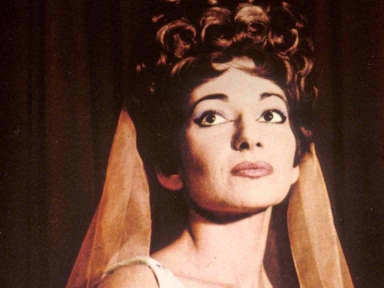 Sopranistin Maria Callas im antik anmutendem Kostüm und hoher Haarfrisur im Jahr 1955.